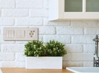 розетка 1-м сп inspiria 16а ip20 250в 2p+e немецк. стандарт с заряд. устройством usb тип c 1.5а 5в механизм сл. кость leg 673771 от магазина Штепсель и батарейка. - фото_4