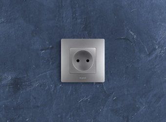 розетка 1-м сп etika 16а ip31 250в 2p без заземл. защ. шторки немецк. стандарт винтов. клеммы механизм алюм. leg 672434 от магазина Штепсель и батарейка. - фото_4