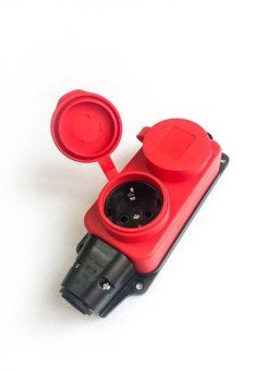 колодка удлинителя 2-м 16а ip44 с заземл. каучук красн. космос kksm-2g-z-ip(r)16a от магазина Штепсель и батарейка.