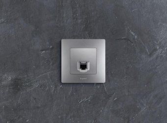розетка компьютерная 1-м сп etika rj45 кат.5e utp механизм алюм. leg 672441 от магазина Штепсель и батарейка.