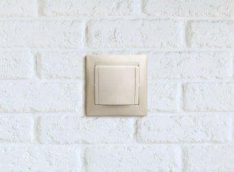 розетка 1-м сп valena 16а ip21 2p+e с заземл. защ. шторки с крышкой винты механизм бел. leg 774422 от магазина Штепсель и батарейка. - фото_16